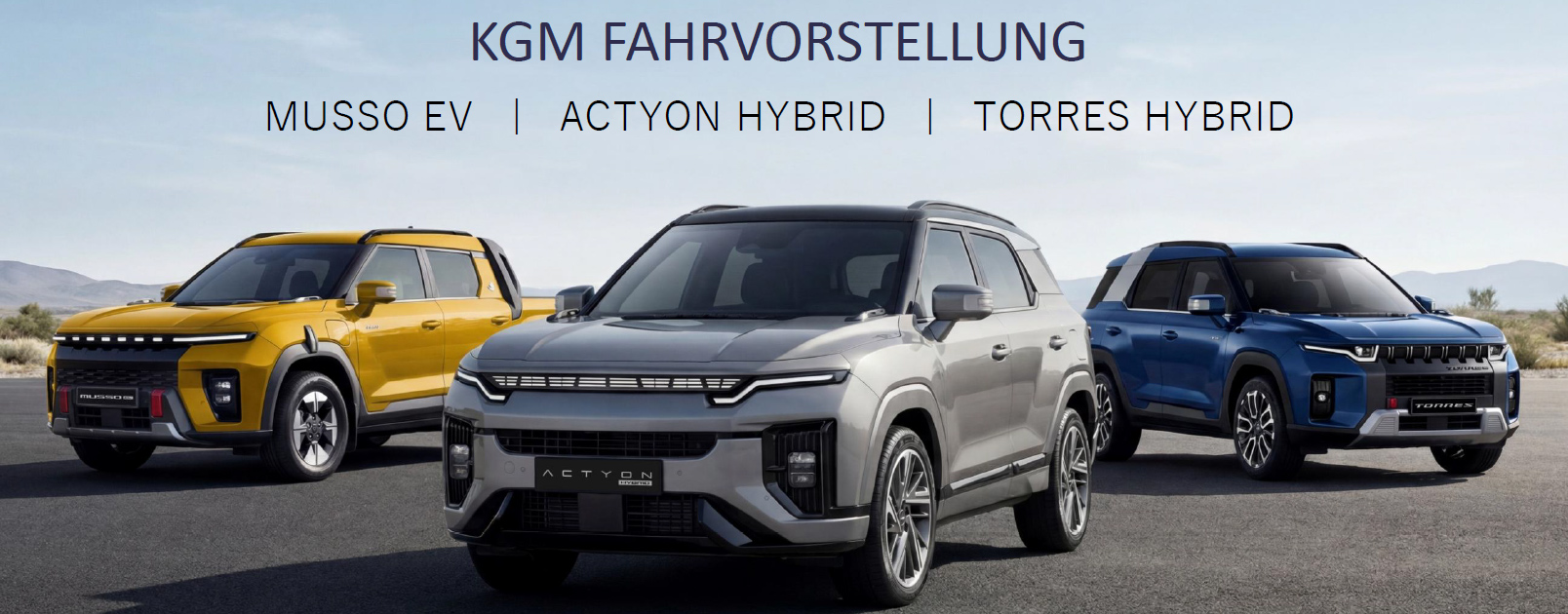 Drei moderne SUVs in Gelb, Silber und Blau stehen nebeneinander in einer Wüstenlandschaft