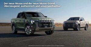 Zwei  neue  Musso  Pickups  in  Gruen  und  Beige  stehen  auf  einer  Wuestenstrasse